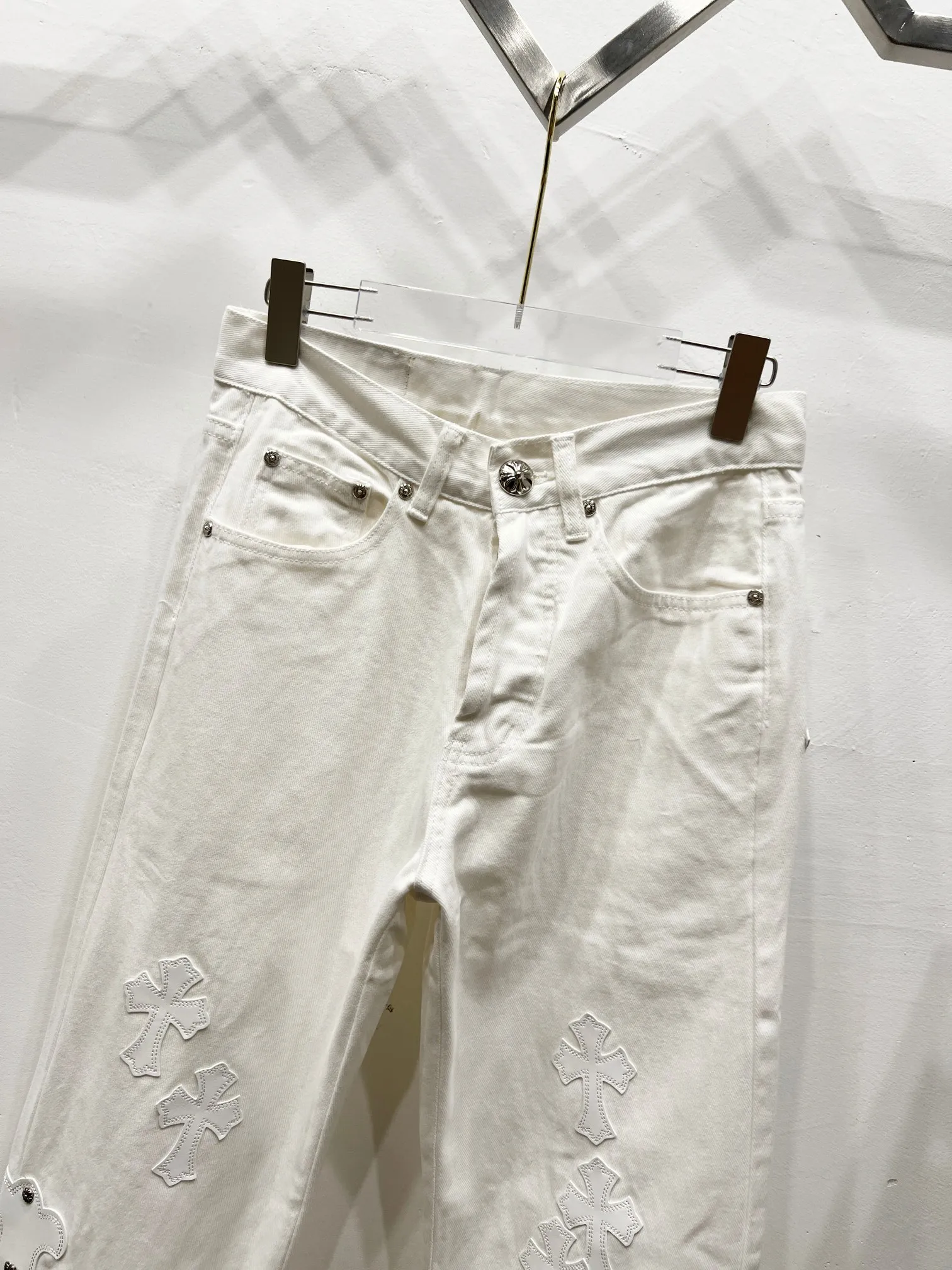 P280 Style Number: (c054) Chrome Heart & Chrome Heart White Bull King Metal Cross Patch Leather Jeans ChromeHearts#Design Jeans Invincible Texture Ceiling-Level Jeans Hard to Find at the Counter‼ ️ Cross patchwork leather jeans, top-notch heavy-duty washing process, calfskin laser-cut cross, distressed silver hardware, straight-leg version slimming the upper body, that lesbian style Color: White Size: S M L XL